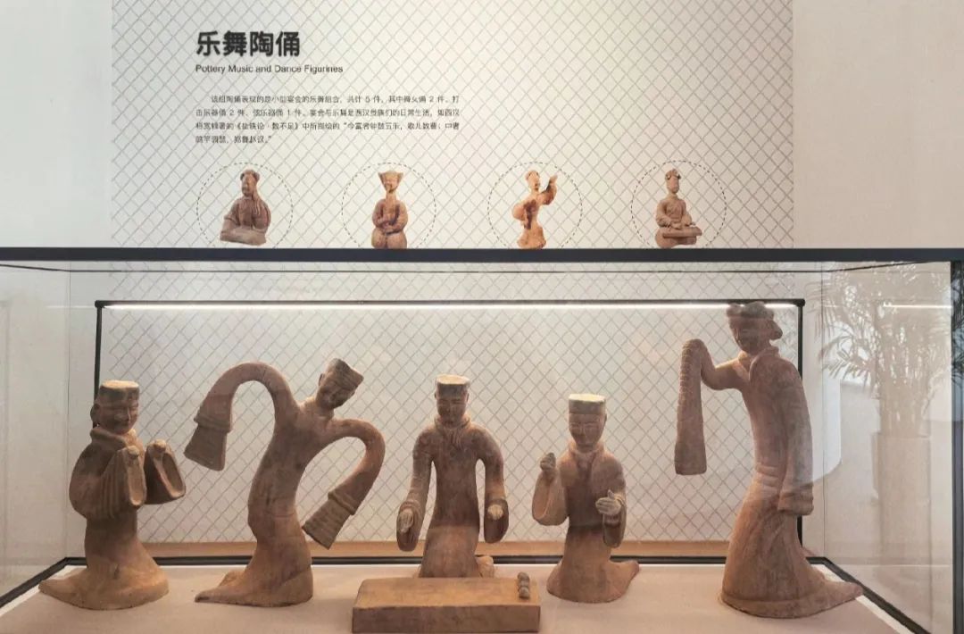 DƬ
